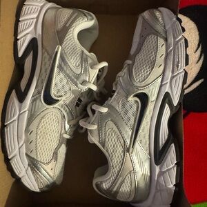 Nike Men’s V5 RNR in White and Black. Like NEW